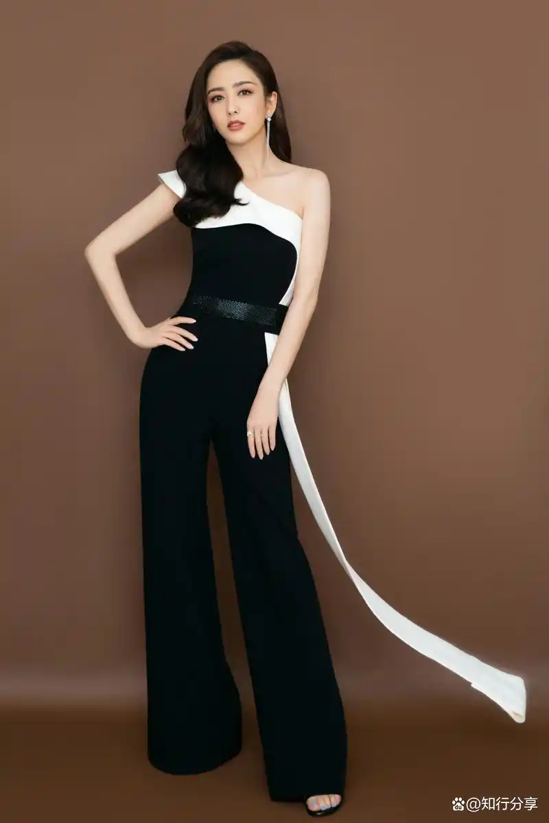 佟丽娅 黑色裙子短裙飒气