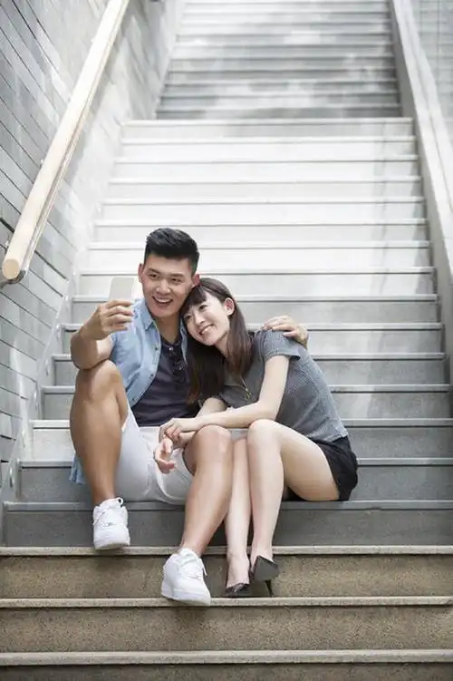 浪漫,休闲装,现代,台阶,拍照,休闲,温暖,温馨,短袖,恩爱,亲密,搭,自拍