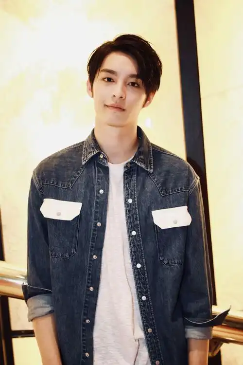 近日,优橝传媒旗下演员曹佑宁发布了一组最新造型照,他身穿水蓝色牛仔