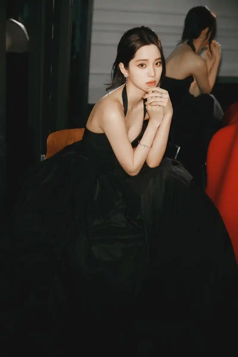 欧阳娜娜穿上黑色裸背礼服裙演绎大提琴时 欲罢不能的舞台魅力
