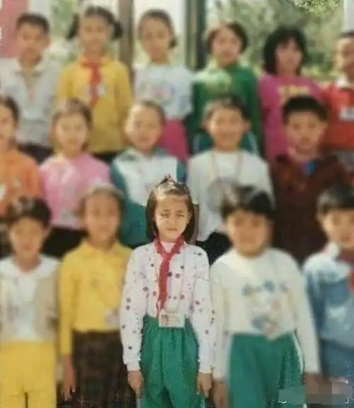 迪丽热巴早年毕业照,脸绝对没动过!果然女神都是从小美到大的