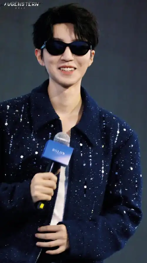 品牌全球代言人王俊凯##bolon王俊凯6周年#  这位酷boy90到底几岁?