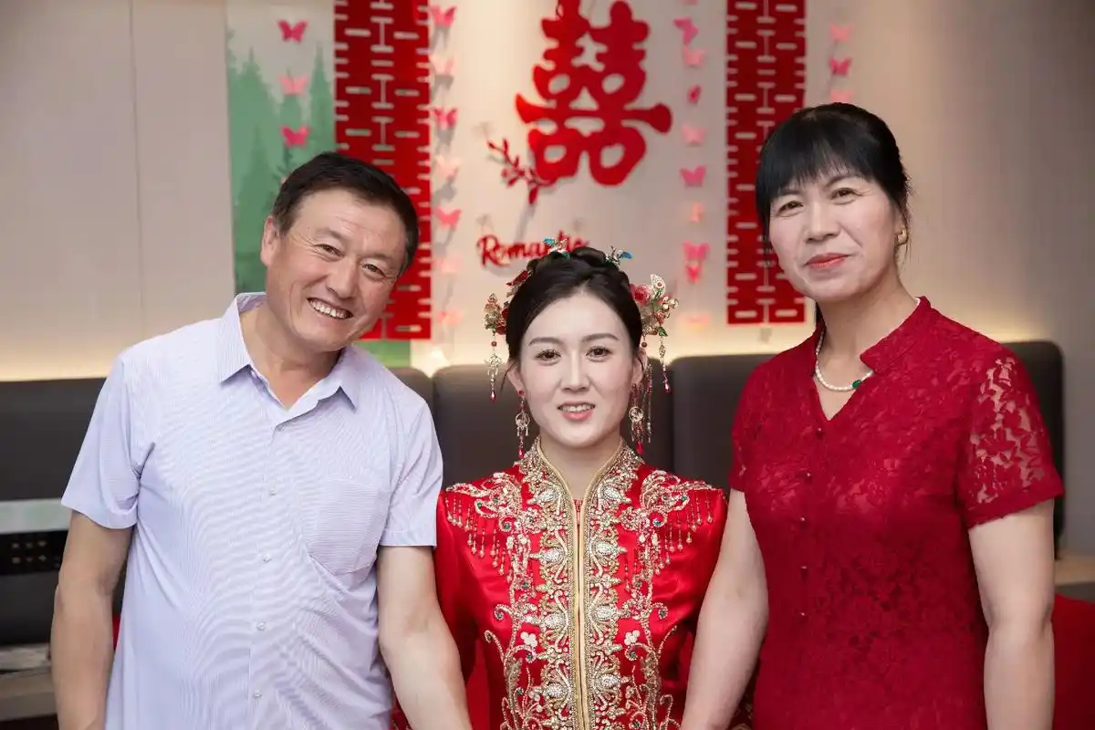 晒晒女儿的结婚时的照片,承蒙上天眷顾,女儿已长大成人