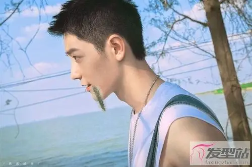 板寸短发造型坏笑痞帅透露想去观赛冬奥会,男生最潮寸头短发发型 高