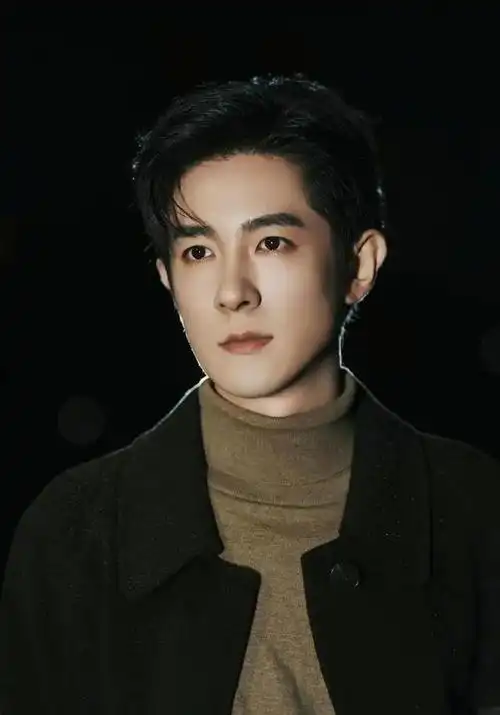 有报导称,季肖冰与他的女朋友一起出门,她的小腹都能看得出来了,大概