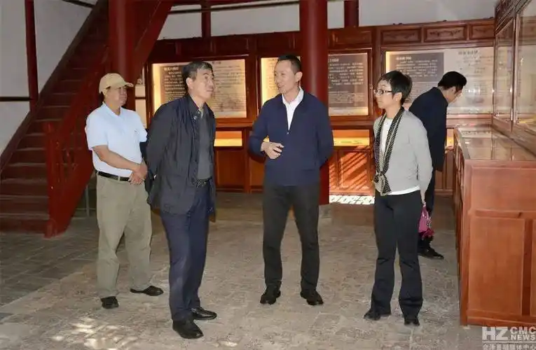 曲靖市副市长吴静,会泽县委副书记,县长王正宇,副县长朱玉航介绍相关