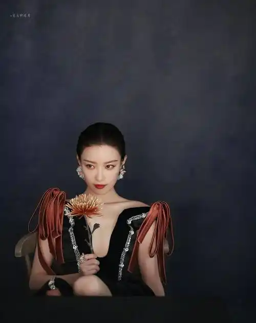 惊艳了倪妮出席时尚芭莎年度派对绝佳气质绝美无比