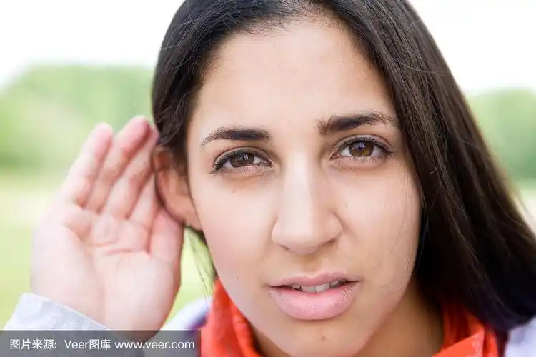 年轻女子竖起耳朵倾听