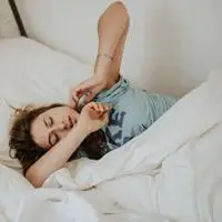 女睡觉唯美头像女生趴着睡觉头像正在睡觉的女孩图片