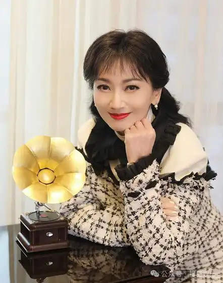 曝张艺兴赵露思的车曾停同一酒店;吴尊称呼女儿为二老婆;利智近照引