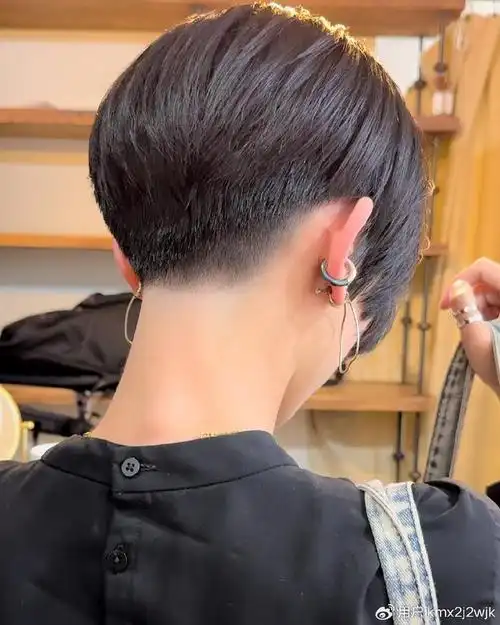 当下最火女发来了,两侧掏空推后脖短发,喜欢别错过