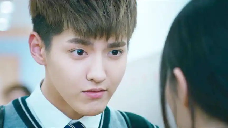 致青春吴亦凡楼道对视刘亦菲那一抿嘴微笑是心动的感觉