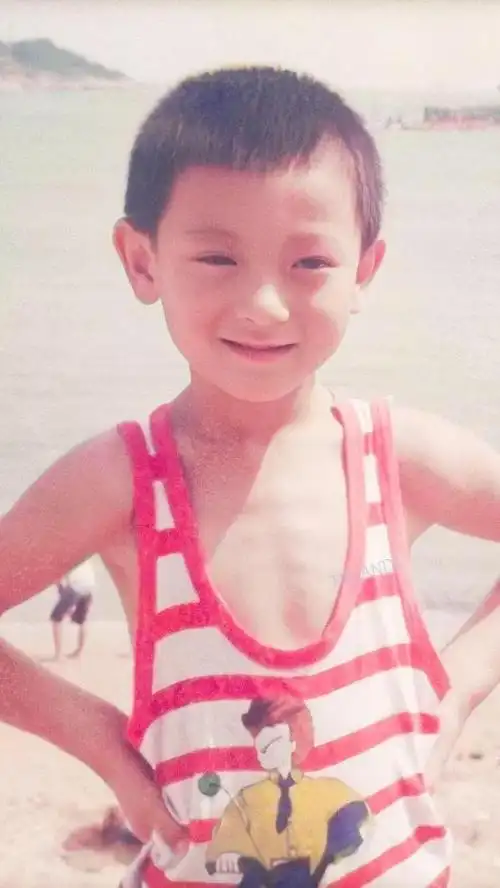 还原黄子韬儿时照片,好爱笑的一个小孩!粉丝:看着自己心情都好