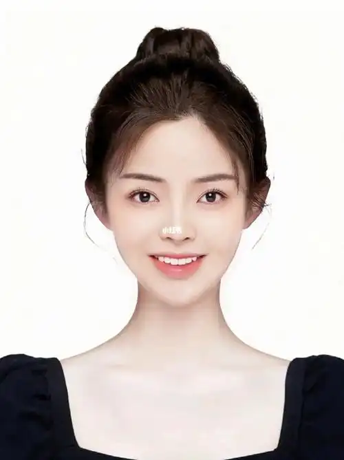 我本身有刘海,但是因为证件照要求露眉,这样的丸子头也很好看,头发扎