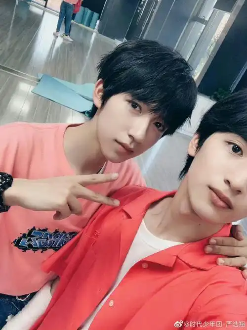 严浩翔希望贺峻霖如夏日般热烈美好##严浩翔晒镜中的贺峻霖