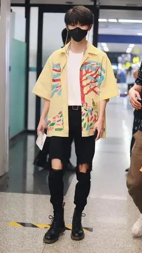 哇,马嘉祺的腿也太细了吧