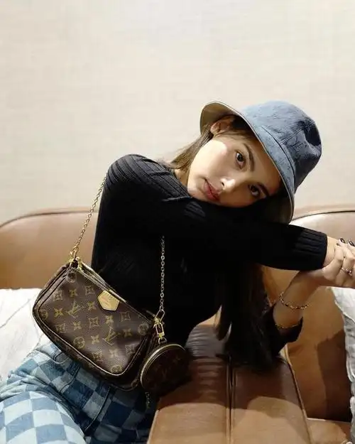 原创一包顶九包,中外女明星都纷纷背上身,这款包袋为什么如此神奇?