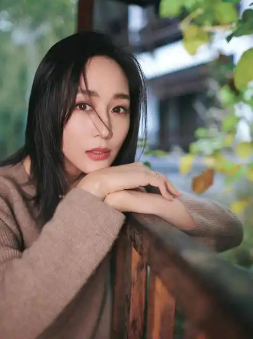 张钧甯的气质太好了,针织衫搭配披肩发,美得清新又脱俗_造型_年龄