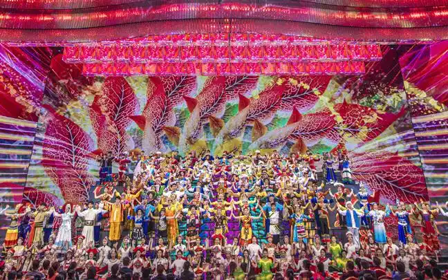 [2021央视春晚]民族歌舞《万众一心》 领舞:王倩 冯敬雅 赛博渊 等