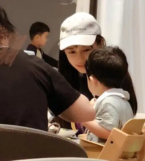 angelababy带儿子逛街小海绵与其他小朋友手牵手性格活泼外向