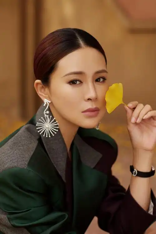 关悦穿廓形拼色西装看秀 戴圆形耳环腔调十足