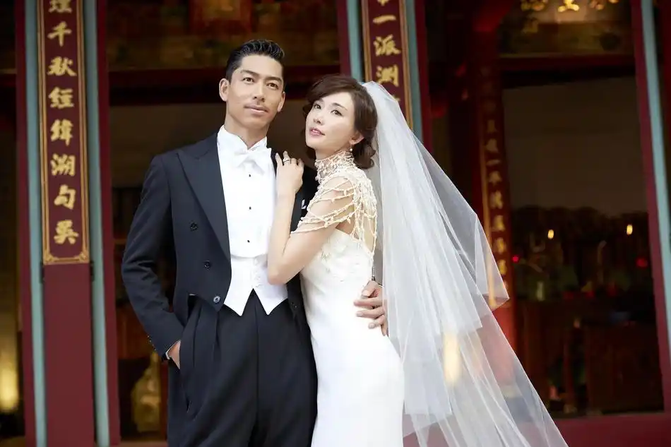 林志玲akira合体婚纱照曝光 甜蜜依偎满脸幸福