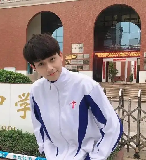 这95后的老师长得完全就跟学生一样嘛,年轻又帅气,这样的老师学生们