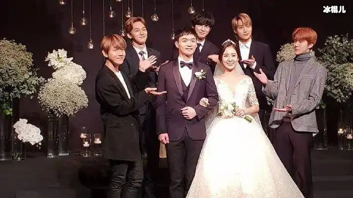 大她三岁,是经人介绍相识的,交往1年后结婚,朴灿烈在婚礼上献唱歌曲了