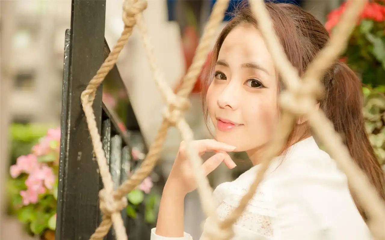 可爱虎牙清纯美女街头唯美写真高清桌面壁纸图片