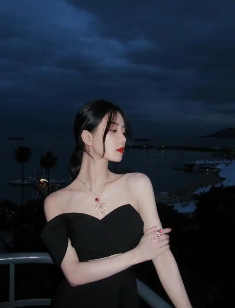 貌若天仙,天生丽质的性感女神#刘诗诗# 雪肤玉貌,身姿曼妙,丰满傲人的