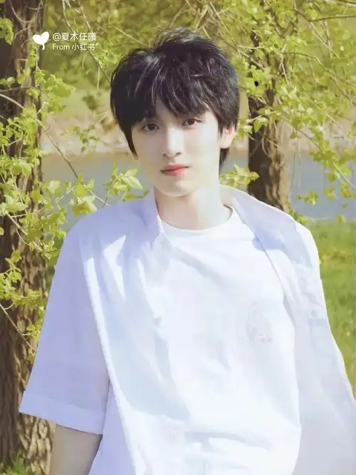严浩翔冷白皮