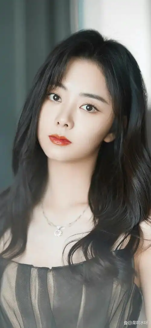 谭松韵(艺名seven,1990年5月31日出生)是中国内地的女演员.