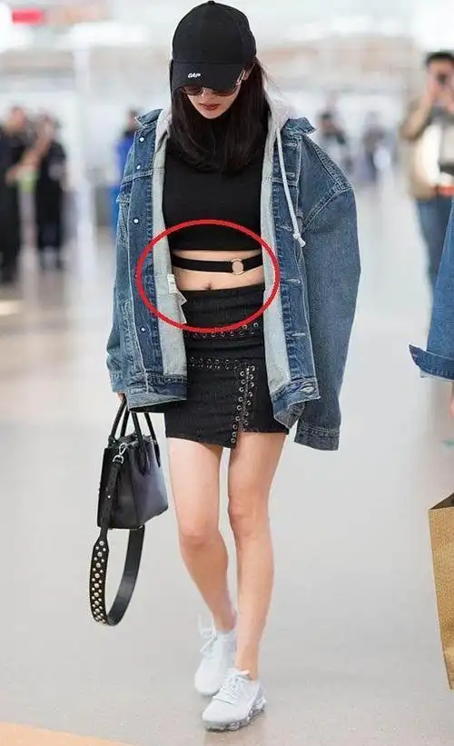 杨幂最新露脐装上线,花式秀身材,但尴尬赘肉丑肚脐分分钟破功