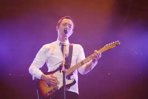 这首歌曲也是黄贯中经典的特殊风格的表现,中间音乐的节奏变奏很快