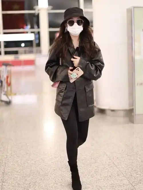 原创霍思燕这次的造型翻车了穿一身奶奶装现身机场看着老了十岁