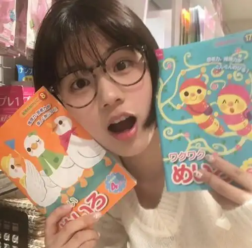 戴眼镜也有镜头感的363436373039女生头像