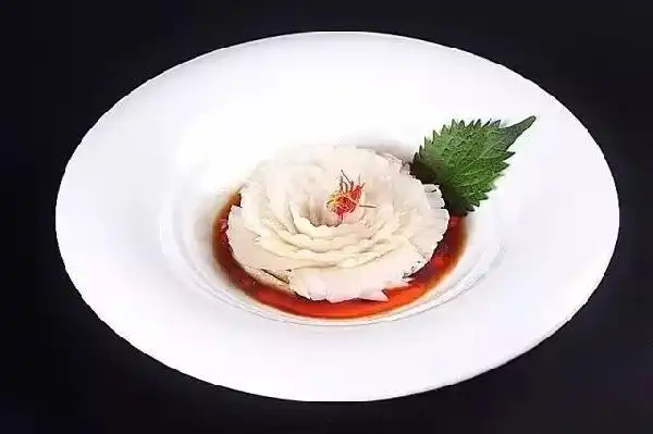 凉菜造型整齐美观的独特性,也俨然是餐桌上一道亮丽的风景,令人不忍下