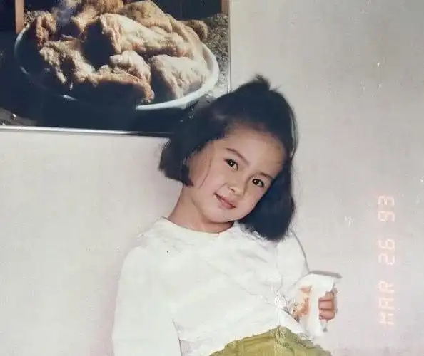 4月22日,有网友晒出了angelababy童年的珍惜照片,这些照片是杨颖童年