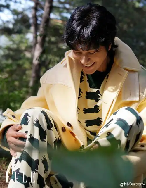 品牌代言人@陈坤身着@burberry2024 春季系列,登上@elle杂志 12 月刊