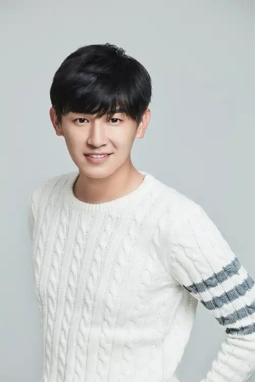 杨旭文白色衬衫阳光帅气 少年感写真个性时尚