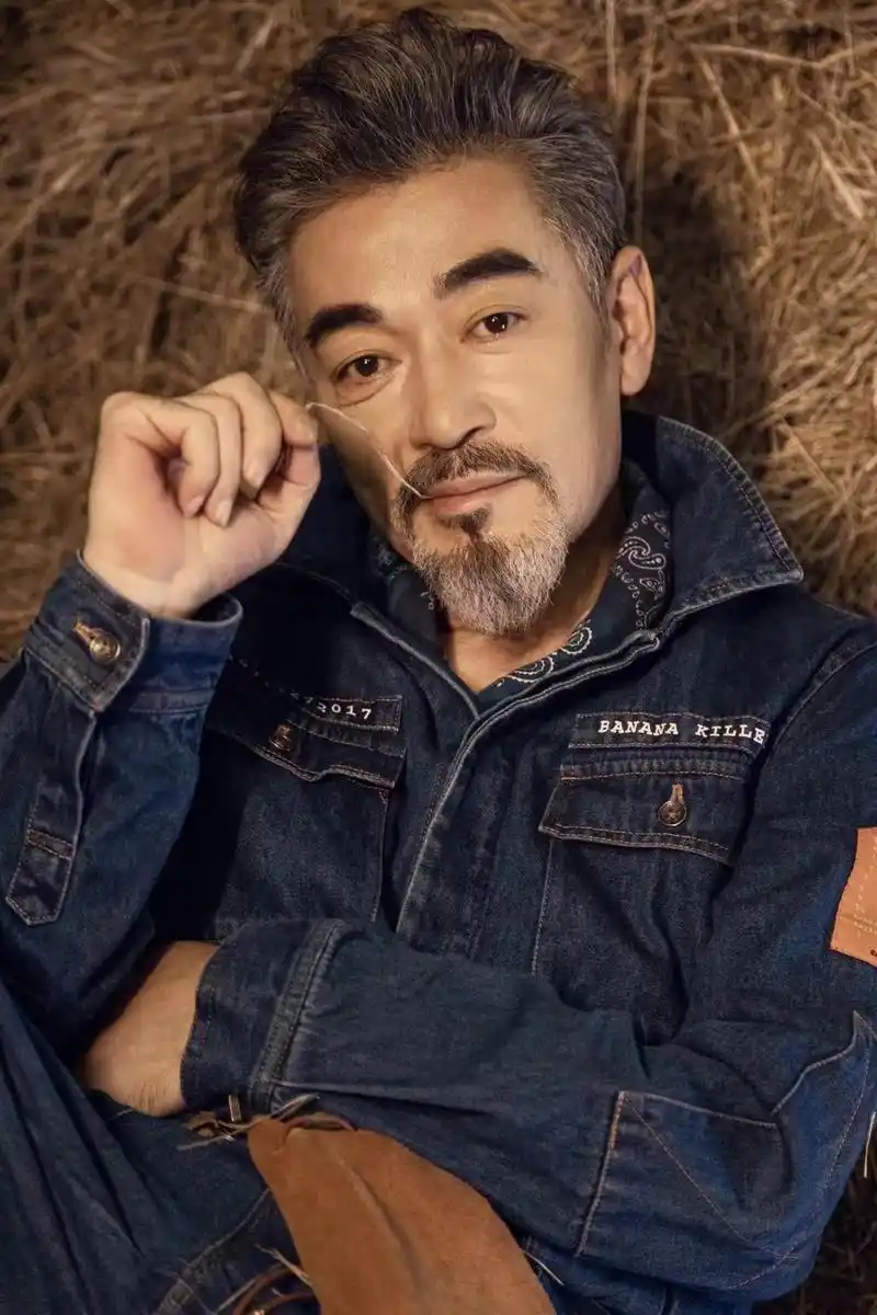 演员何涌生曝光秋日写真,型男大叔尽显复古时尚魅力