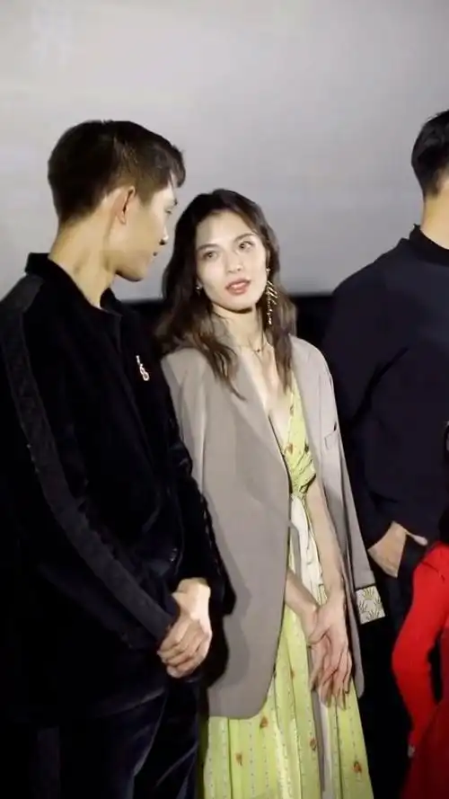 看到钟楚曦就会想到李现@{uid:1502349662339070,nick:经�%