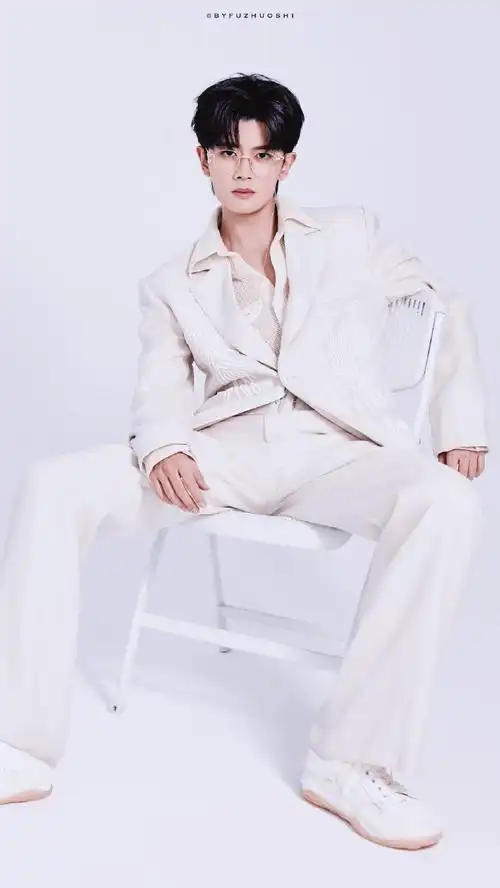 任嘉伦白西装金丝眼镜