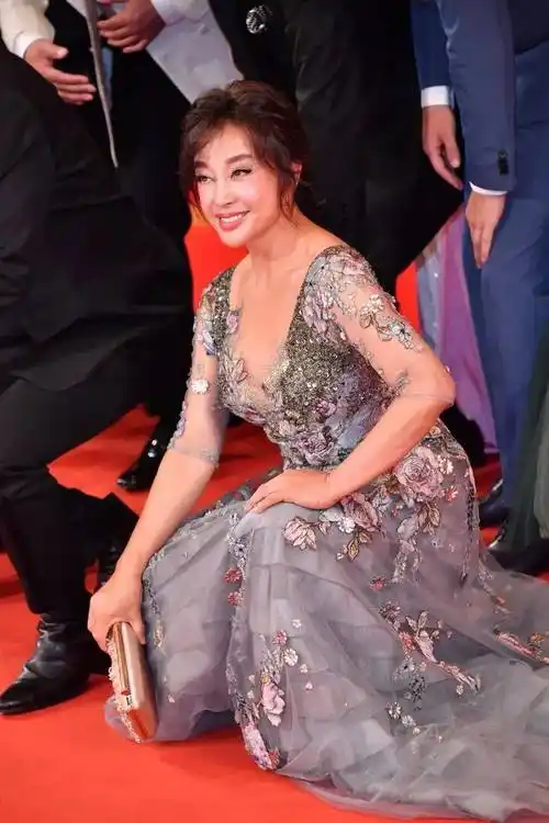 刘晓庆终于卸下伪装,直接素颜老态尽显也不怕拍,脸干黄消瘦,真实的让