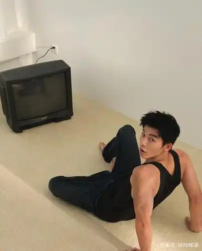 接下来,hero就带大家一起来看看, 身材超棒的男星大赏吧~ 仝卓 锁骨