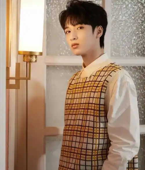 实力与颜值共存的00后男明星,马嘉祺排第一,而排最后是他_丁程鑫_男孩