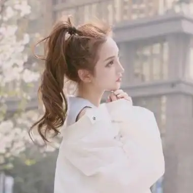 简单大方的气质女生微信头像 凝眸 牵不住时光