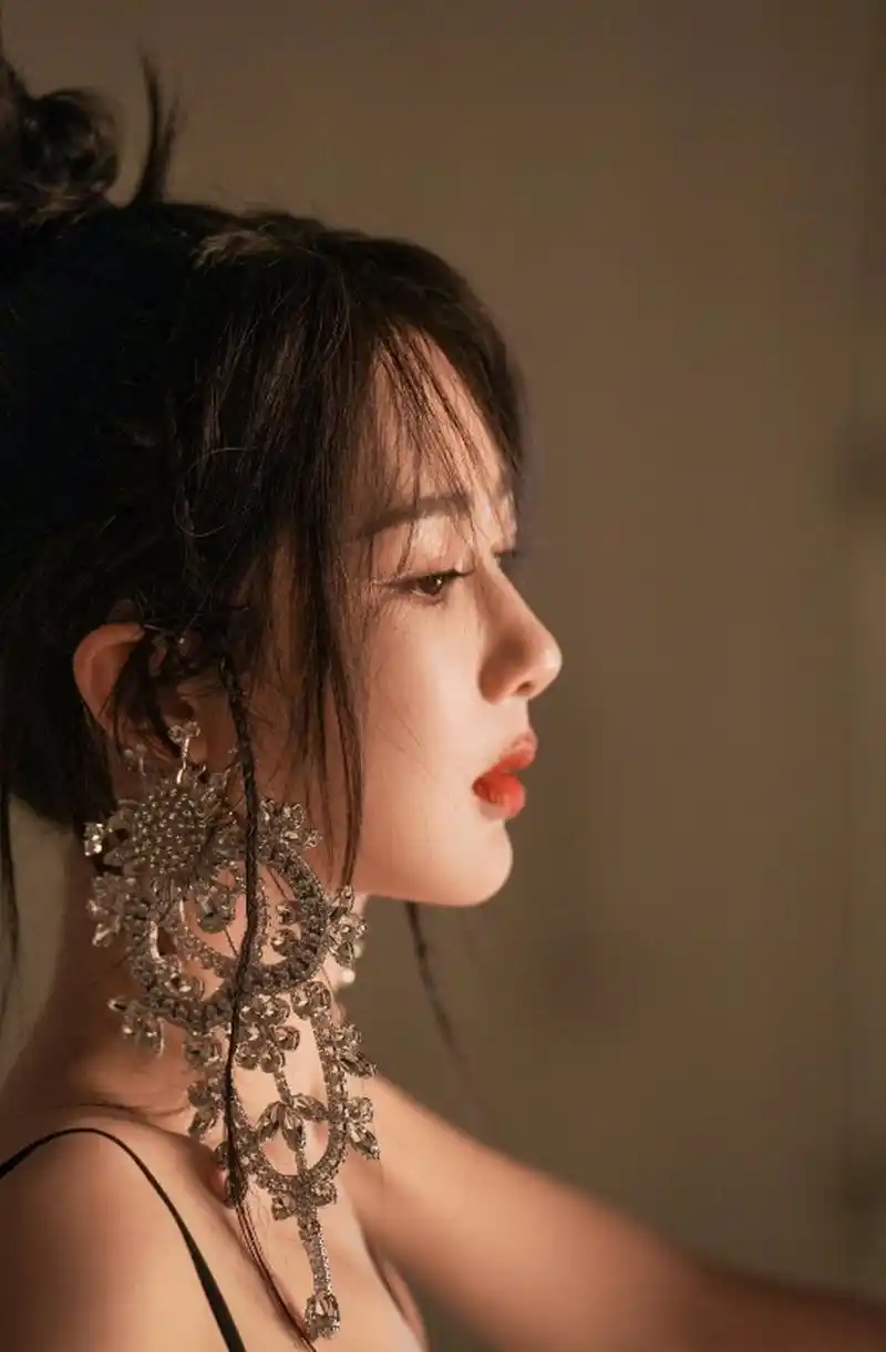 高贵优雅,清纯唯美的#杨紫# 一袭白色抹胸高开叉长裙,尽显窈窕曼妙