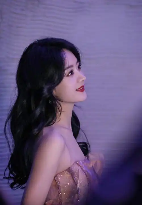 赵丽颖温光影下五官优越海藻般长发衬托雪白肌肤