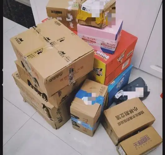 有上图晒名牌包包的;还有像这样婶儿直接晒一堆快递盒的